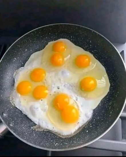 How many eggs are in the pan!?