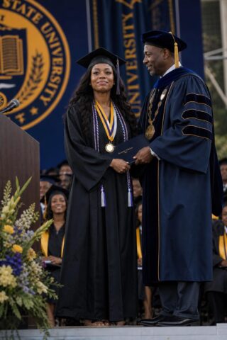 My Parents Paid for My Twin Sister’s College—But Not Mine. Four Years Later, Everything Changed at Graduation – happy soul gift